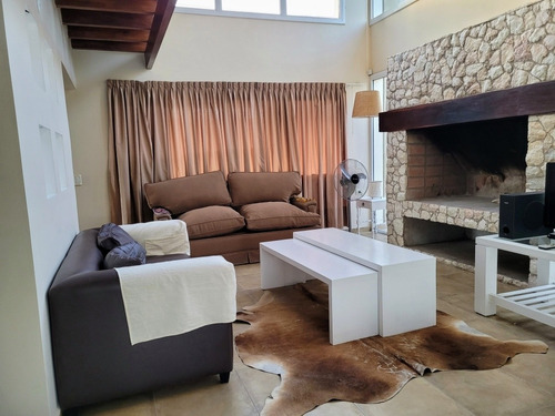 Imagen 6 de 20 de Casa Con Pileta Para 9 Personas En Barrio Cerrado