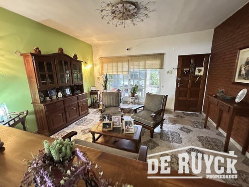 Casa Con Quincho En Barrio San Emilio
