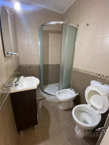 Excelente Departamento En Venta De 2 Ambientes A La Calle Con Balcón Saliente.