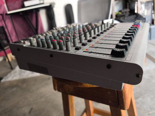 Behringer Eurorack Ub1222fx-pro (Usado)