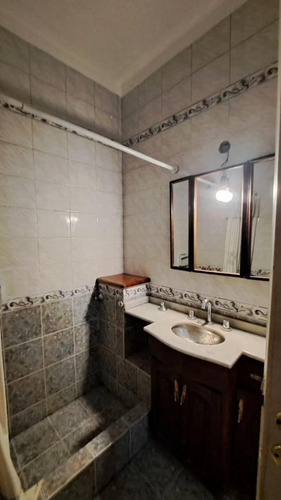 Casa En Venta - 4 Dormitorios 2 Baños - Cochera - 165mts2 - Morón