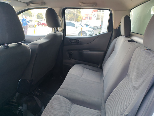 Nissan NP300 2.4 Doble Cabina Se Aa Pack Seg Mt
