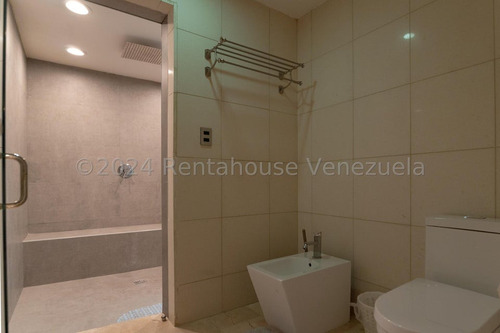 Espectacular Casa Completamente Remodelada En Venta Ubicada En La Lagunita Country Club 25-17423