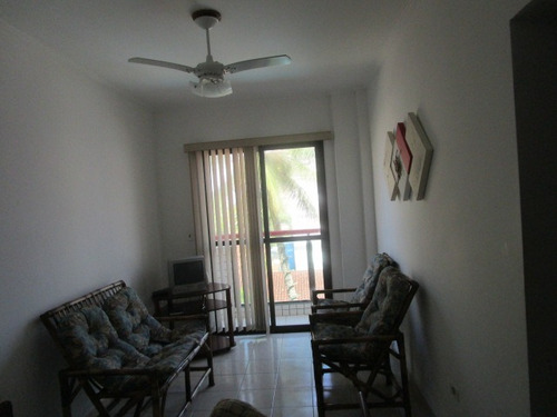 Aluga-se Apartamento De 1 Dormitório. Próximo À Praia!!