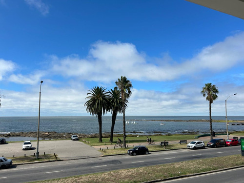 Espectacular Apartamento De 3 Dormitorios Con Vista A La Rambla De Punta Carretas Y Terraza Parrillero En La Unidad