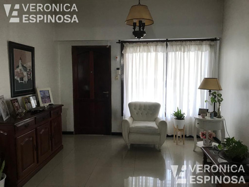 Casa De Tres Ambientes En Venta, Isidro Casanova. Sobre Lote De 11 X 20 En Excelente Estado!