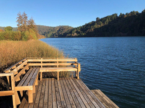 Amplio Terreno A Orillas Del Río Con 3 Cabañas