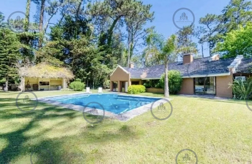 Excelente Casa De 4 Dormitorios, Piscina Y Parrillero En San Rafael 