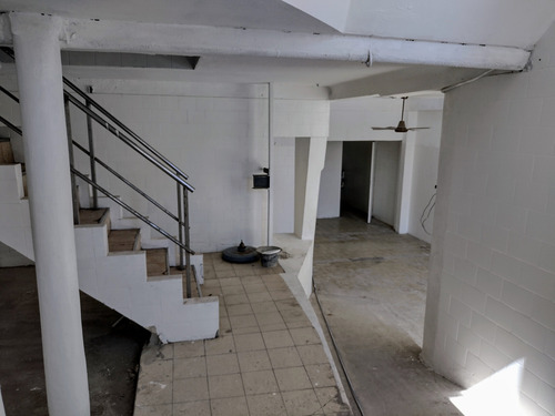 Oficinas En Liniers Con Multiples Salones Con Patio
