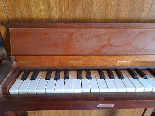 Pianinho infantil da ESTRELA, anos 1970, em madeira esc