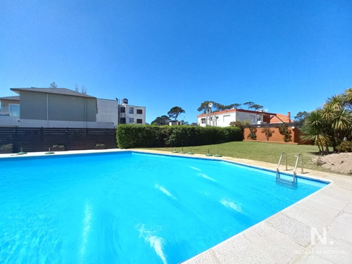 Apartamento En Primera Fila De Playa Mansa, Con Agradable Vista Al Mar. 3 Dormitorios En Punta Del Este 