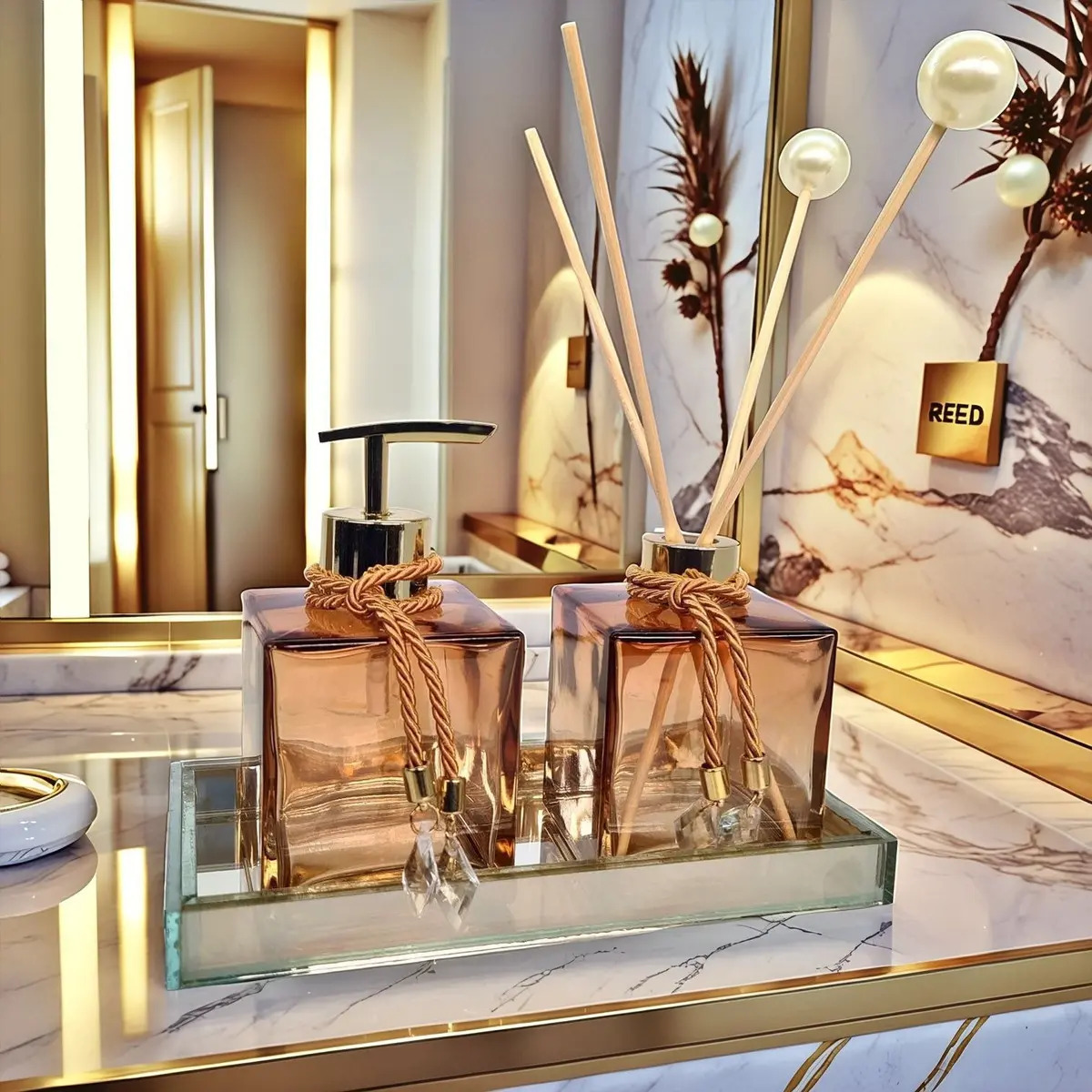 Kit Lavabo Luxo Vidro C/ Bandeja Dourada E Saboneteira Cor Ambar Degradê C/ Dourado