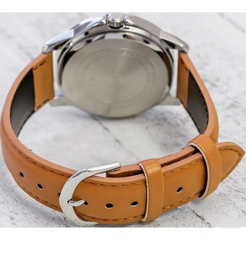 Reloj de pulsera Casio Enticer MTP-V004 de cuerpo color plata, analógico, para hombre, fondo negro, con correa de cuero color marrón, agujas color plata y beige claro, dial beige, minutero/segundero beige, bisel color plata y hebilla simple