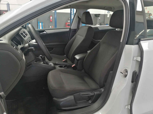 Imagen 10 de 15 de Volkswagen Jetta 2015 4p Comfortline L5/2.5 Aut