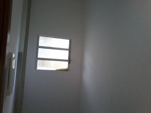 Imagem 5 de 30 de Imóvel Novo Tipo Casa Térrea Em Condominio Fechado Com Excelente Acabamento Com Azulejo Até O Teto Tanto Na Cozinha Como No Banheiro E Moldura De Gesso Nestes Dois Ambientes Janela De Alumínio Cor B