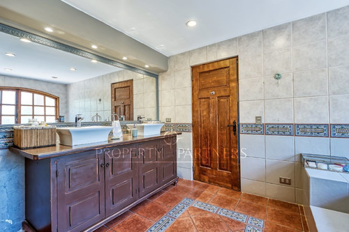 Acogedora Casa Estilo Colonial, Con Amplios Espaci...
