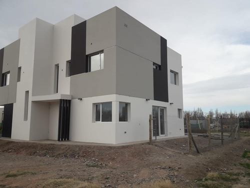 Imagen 8 de 15 de Se Vende Casa En B La Castellan 2 Dor