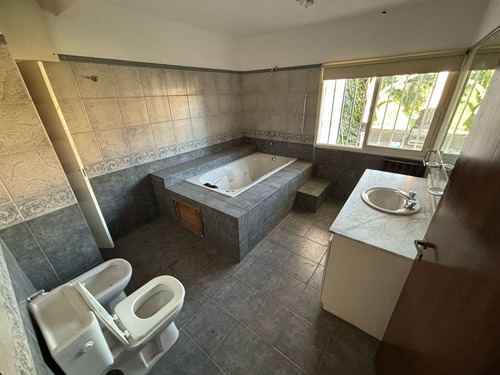 Casa De 3 Dormitorios En Alquiler En Urca - Terreno Doble