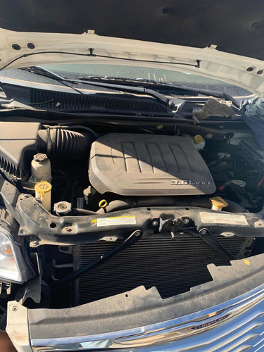 Imagen 6 de 6 de Chrysler Town Country Chocada Por Partes Refacciones Yonke
