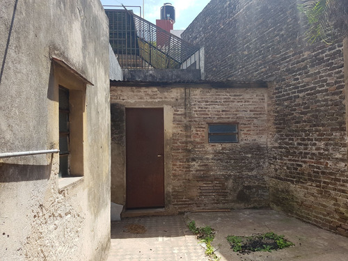 Casa De Pasillo A Reciclar En Venta En Terreno De 94m2
