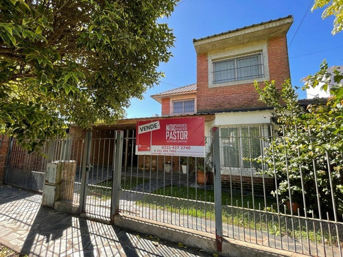 Venta Casa Gonnet; 3 Dor; 2 Baños; Parque, Cochera. 