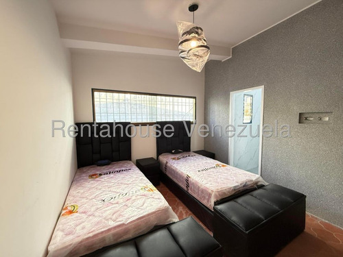 Hermosa Casa Quinta De 2 Niveles En Venta Ubicada En Alto Prados Del Este 25-17674