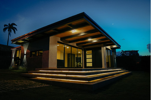 Jarabacoa! Venta De Villa Amueblada Con Sistema De Iluminación Energía Solar Y Amplias Amenidades