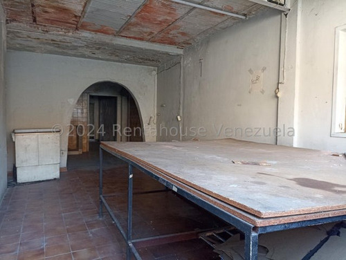 Casa En Venta A Remodelar Con Terreno Y Local Comercial Urb Santa Ana Maracay Negociable Kg:24-17601