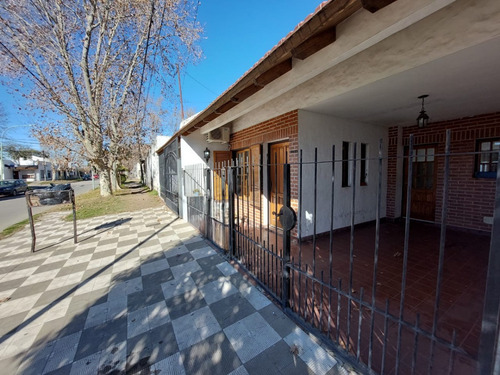 Casa De 4 Habitaciones Con Cochera + Todos Los Servicios