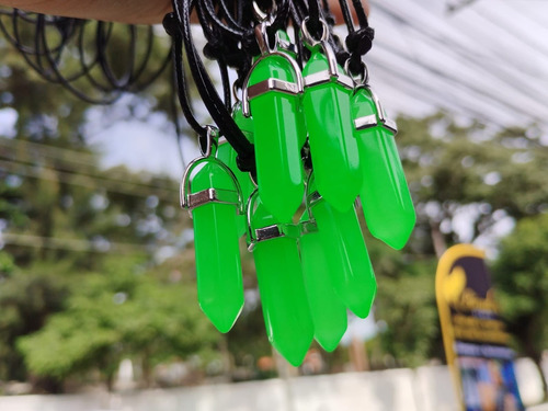 Colar Obelisco Verde Neon Palmeiras Brilha No Escuro Cordão