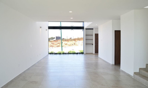 Hermosa Residencia En Real Del Bosque, 5 Recámaras, Roof Garden, Estudio, Jardín