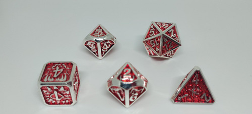 Set Dados De Metal X 7 Rol - #5 Rojo Con Bordes Y Numeros Plateados Y Armas