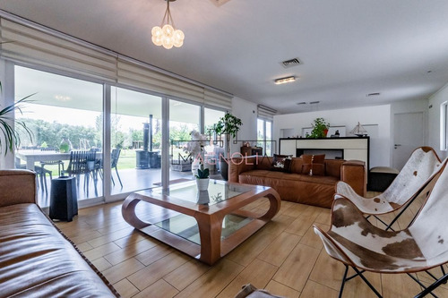 Oportunidad!! Casa En Venta 5d/5b En Colina