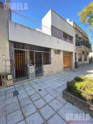 Casa De 4 Ambientes Con Garage, Amplio Patio Y Terraza En Parque Avellaneda