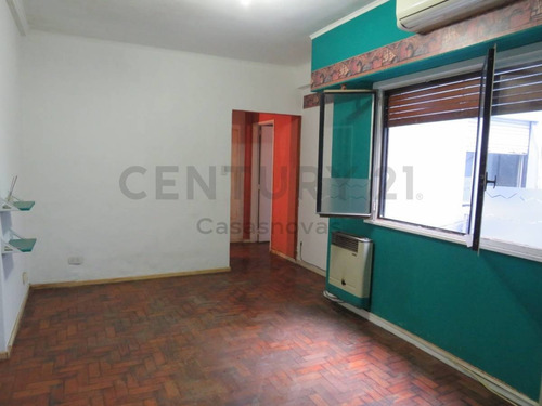 Imagen 3 de 14 de Departamento 2 Amb 3er Piso Por Escalera Inmejorable Ubicacion A Actualizar