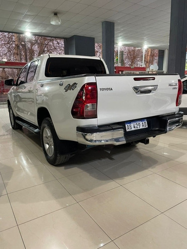 Imagen 4 de 21 de Toyota Hilux 2.8 Cd Srv 177cv 4x4 At 2017