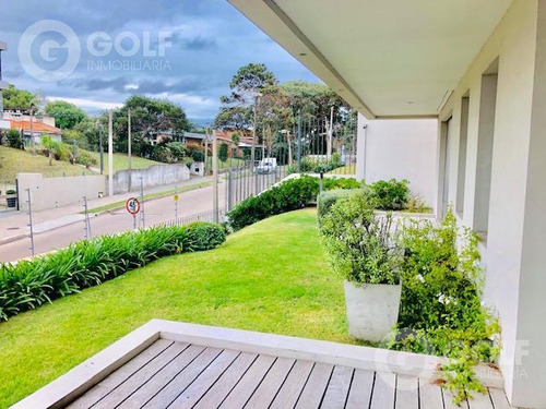 Vendo O Alquilo Apartamento De 3 Dormitorios, Servicio Completo, Garaje Para 3 Autos, Punta Gorda