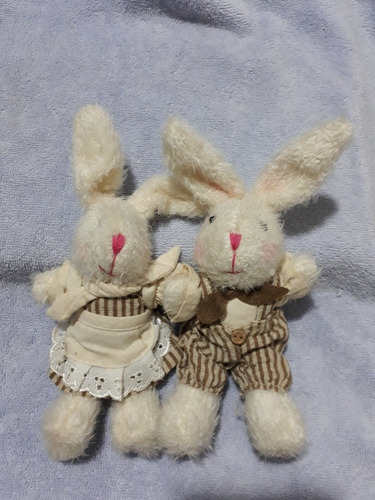 Coelhos Páscoa Pelúcia Casal 17x9cm Creme Com Roupinhas (Usado)