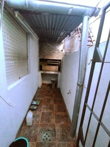 Alquiler En La Teja, Casa De 2 Dormitorios Al Frente, Con Jardin Y Rejas, Patio Chico Con Parrillero, Sin Gastos Comunes