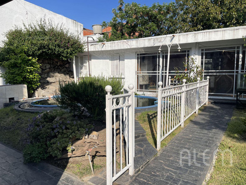 Casa En Venta Moron - 5 Ambientes - Pileta, Quincho, Parque Y 2 Coch