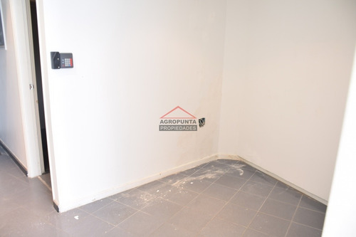 Amplio Local Comercial Sobre Av Roosevelt- Ref: 5374