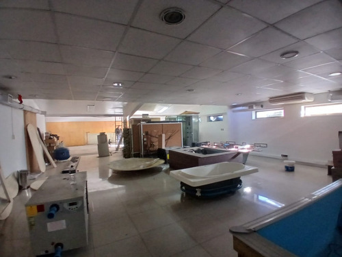 Excelente Local Comercial Para Automotriz En Arriendo