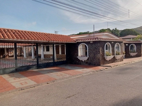 Casa En La Asuncion, Urbanismo Cerrado, Isla De Margarita