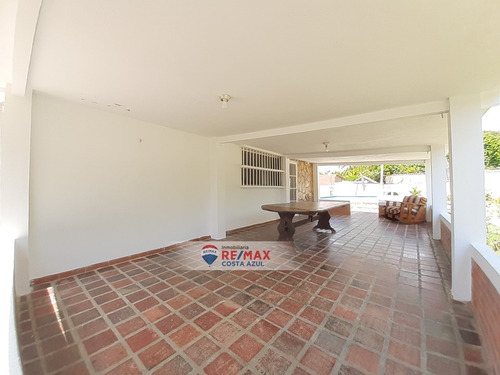 En Venta Amplia Y Acogedora Casa Tipo Campestre Con Piscina Y Areas Verdes, El Tuque.
