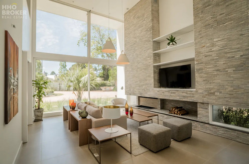 Casa En Venta. Barrio Privado Boulevard Park. Punta Del Este. Playa Mansa.