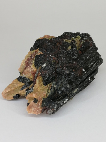 Feldespato Con Cristales De Turmalina ,moscovita Y Clorita