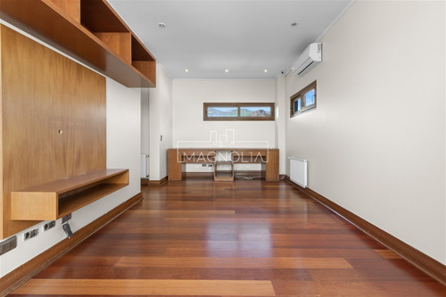 Casa En Venta De 6 Dorm. En Colina