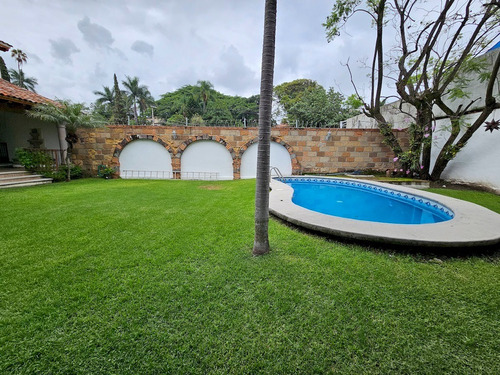 Casa En Venta En Fraccionamiento Privado, En Lomas De Atzingo, Cuernavaca.