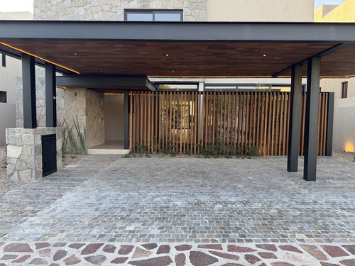 Residencia De Lujo Con Alberca, Área Verde Posterior- Altozano