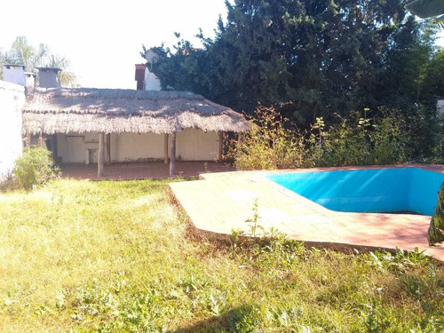 Casa Con Patio, 4 Dormitorios, 2 Baños.
